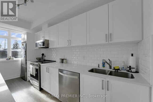 Photo - 1115 Douglas McCurdy Cmn