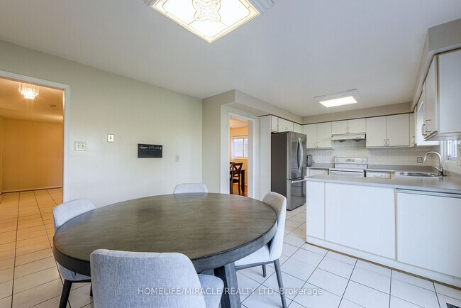 Photo - 89 Woodlot Cres