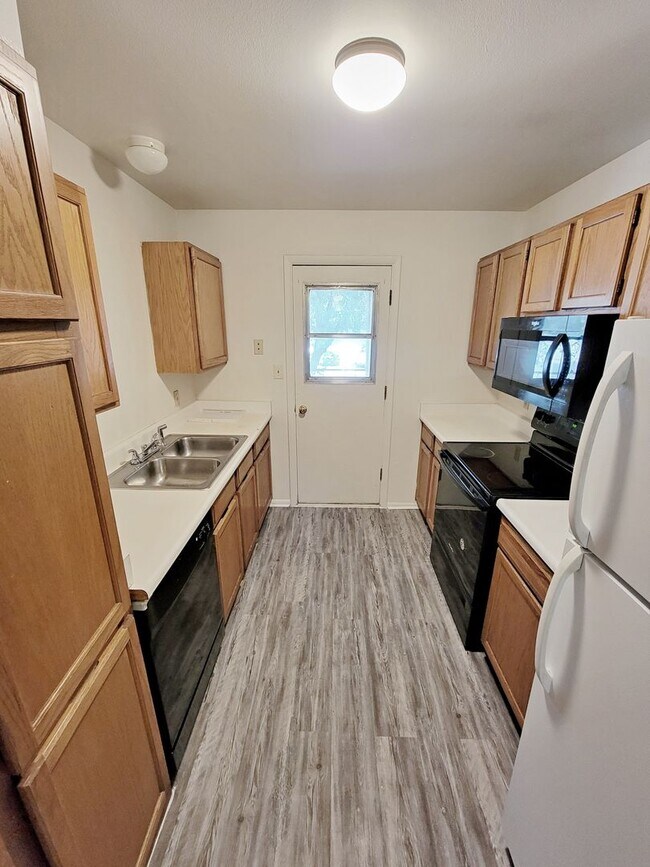 Photo - 3 Bedroom 2 Bath Condo Available Now! Unidad 202