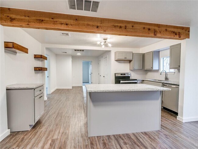 Photo - 720 E Gray St