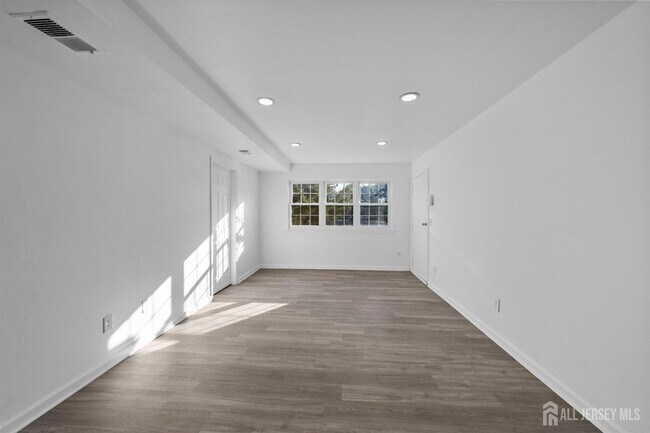 Photo - 125 College Dr