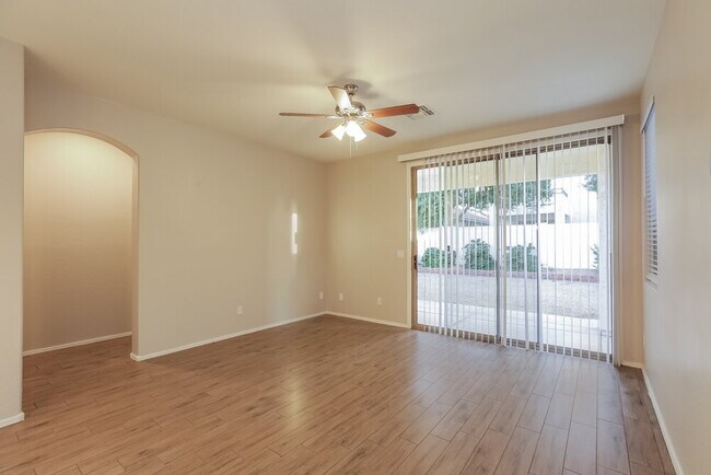 Photo - 2427 E Glass Ln