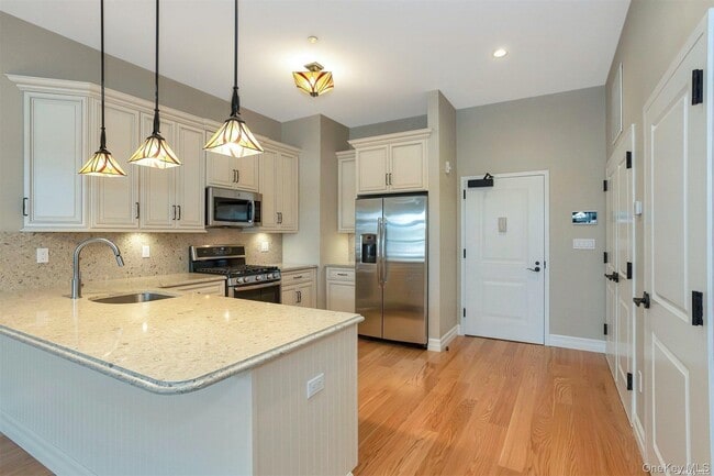 Building Photo - 10 Wall St Unit 2