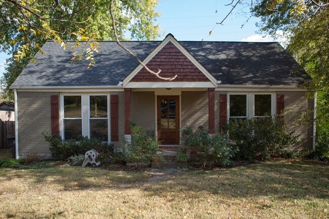 Building Photo - 2 Bed/ 1 Bath Cottage in East Nashville, Walking Distance to Riverside Village, Fenced Yard