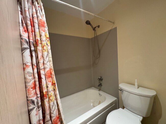 Photo - Comfortable & Convenient Condo in Renton Unit E101