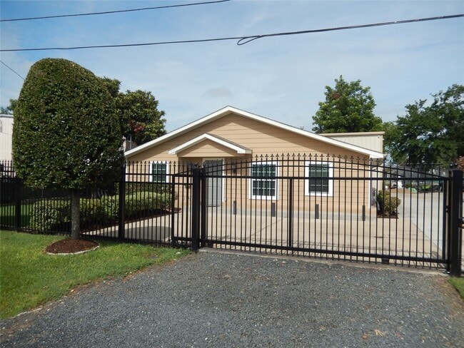 Building Photo - 3802 Osage St Rental