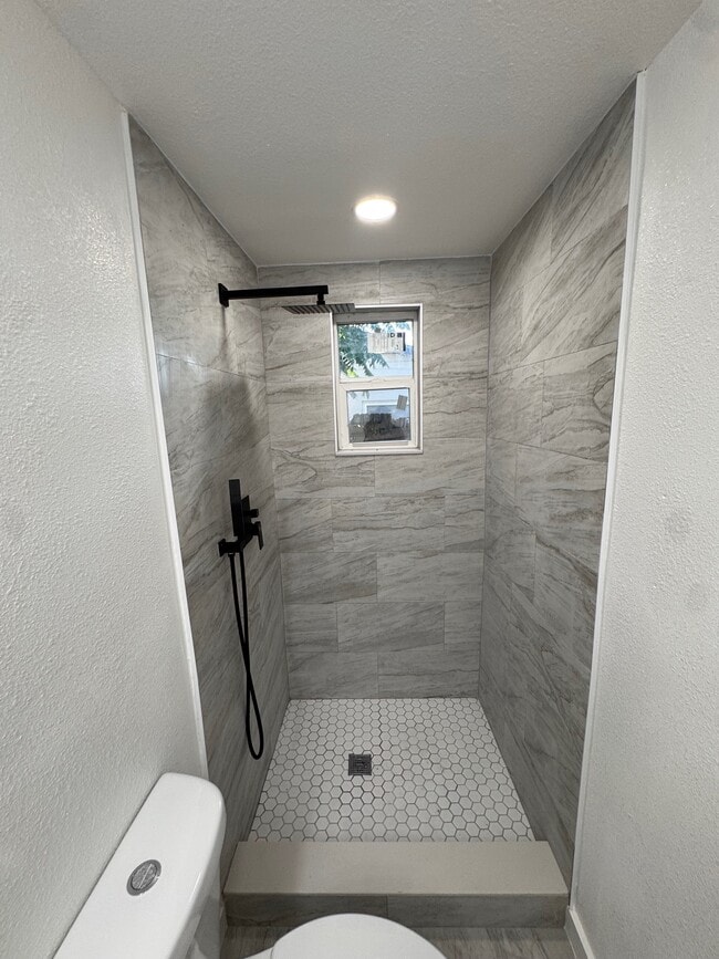 Baño principal - 2429 Sandy Ln