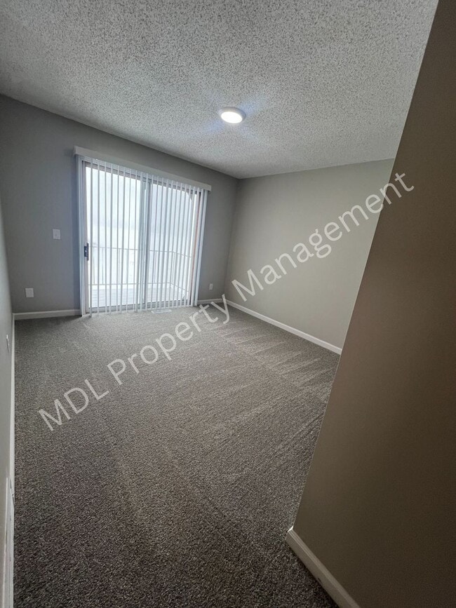 Building Photo - Thomas White Apartments* Unit 39