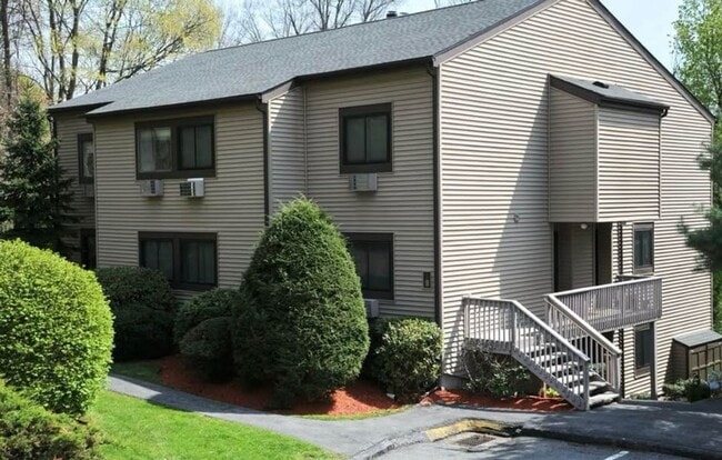 Building Photo - Charming 3 BR / 2 BA Top-Floor Condo | Blackberry Hill Village