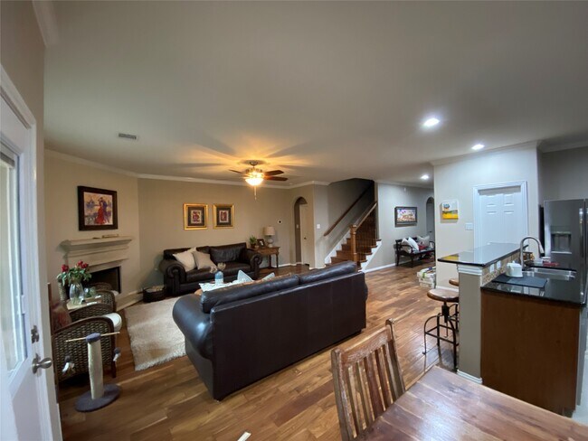 Photo - 110 N Hawkhurst Cir