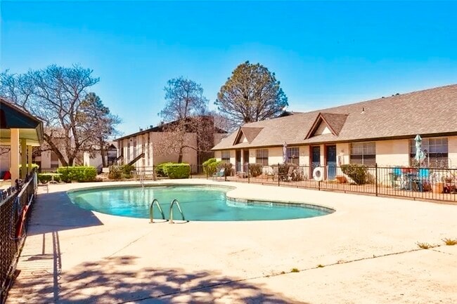 Building Photo - 1817 E Lindsey St Unit 3