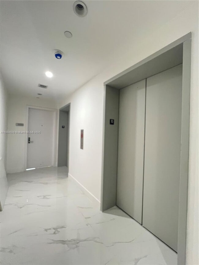 Building Photo - 700 NE 24th St Unit 1006