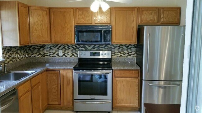 Building Photo - 180 NE 12th Ave Unit 11E Rental
