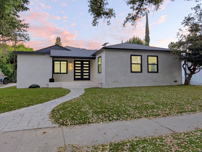 Photo - 18700 Collins St