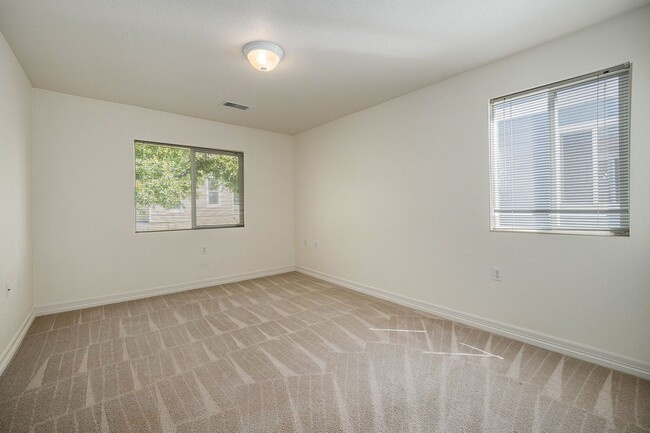 Photo - 5853 Ceylon St