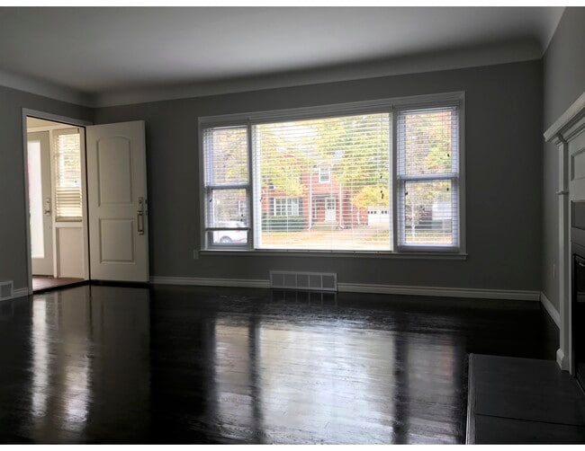 Livingroom - 1015 Henrietta St Unit 1015