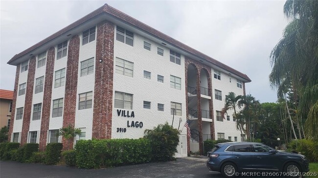 Building Photo - 3910 Crystal Lake Dr Unit 403