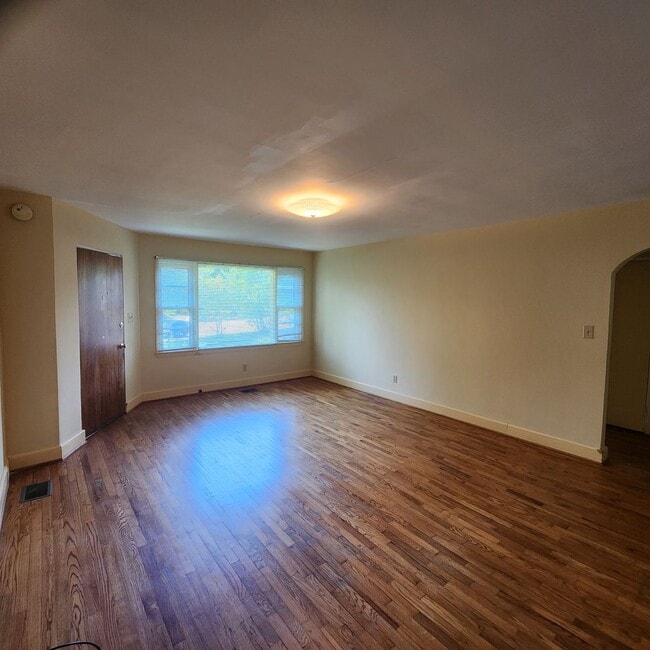 Photo - 201 Williamson St