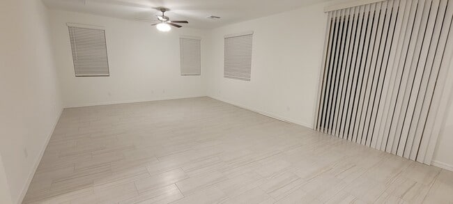 Gran sala/sala de estar - 9309 E Static Ave