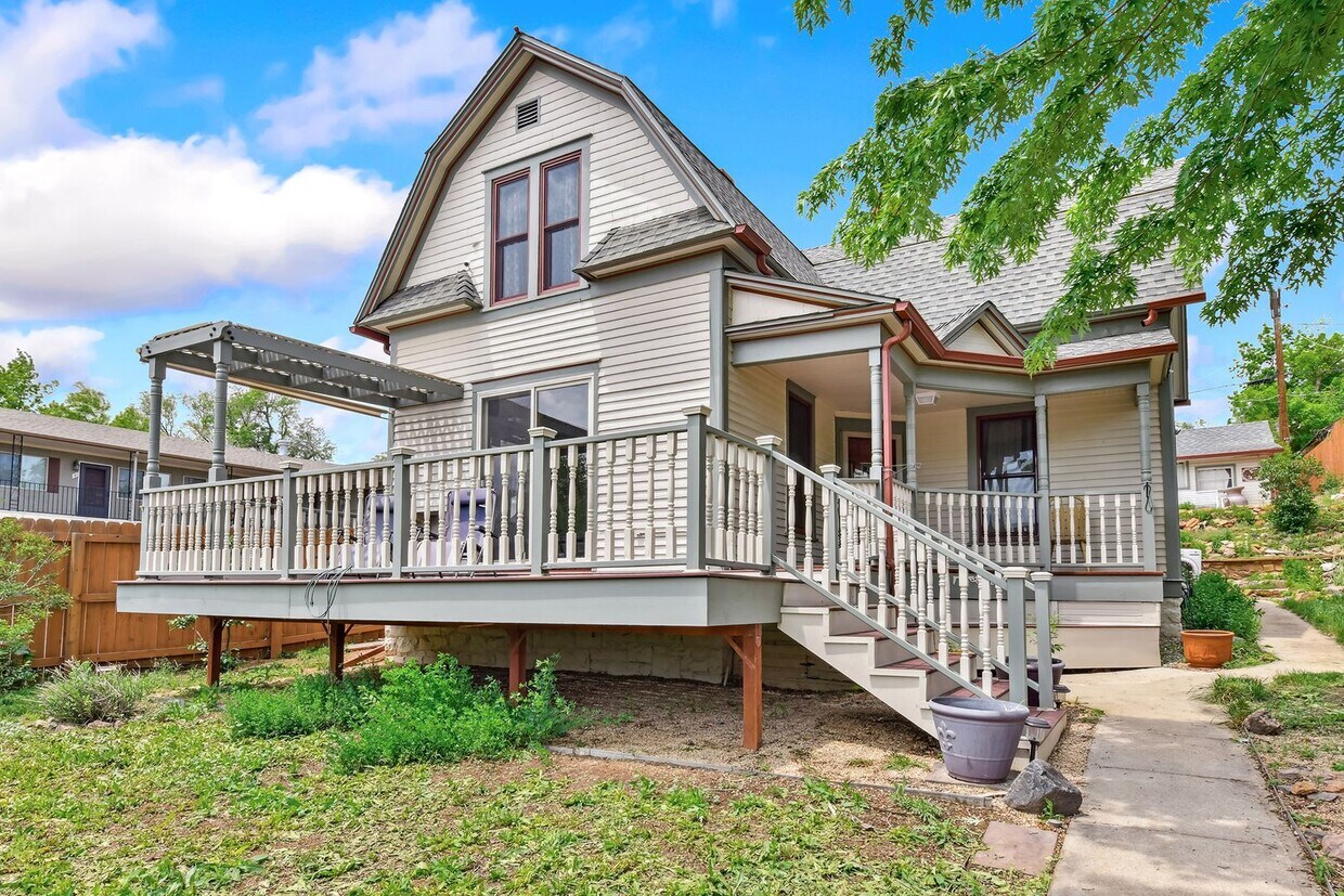 Charming Westside 4 Bedroom Home - Charming Westside 4 Bedroom Home