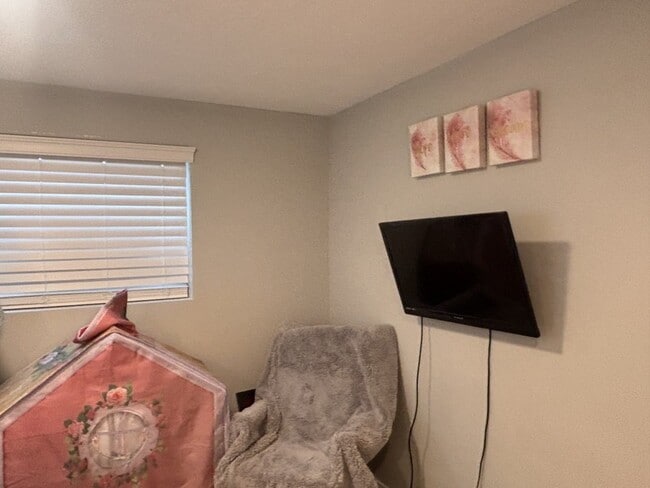 Photo - 2057 700 W