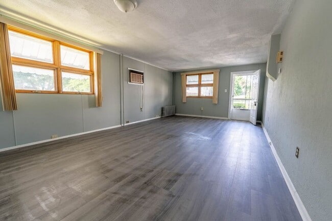 Photo - Well-kept 3 Bed, 1 Bath Single Family Home - Schedule your tours now!