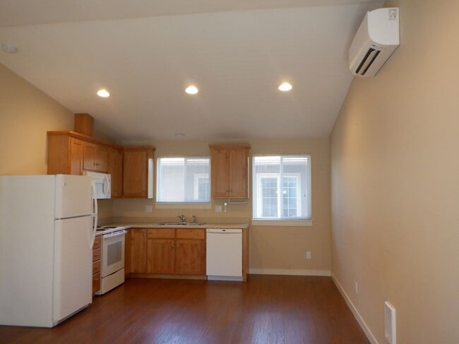 Photo - 1 Bed/1 Bath Duplex Unit in Fantastic Westside Bend Location - Knoll Ave Unidad 1531