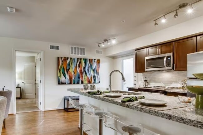 Photo - Lifestyle & Location: Explore Houston’s Be... Unidad GRP2