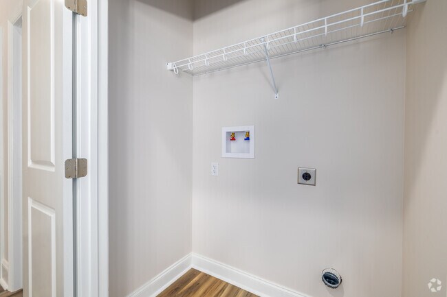 2BR, 2BA - 920SF - Laundry
