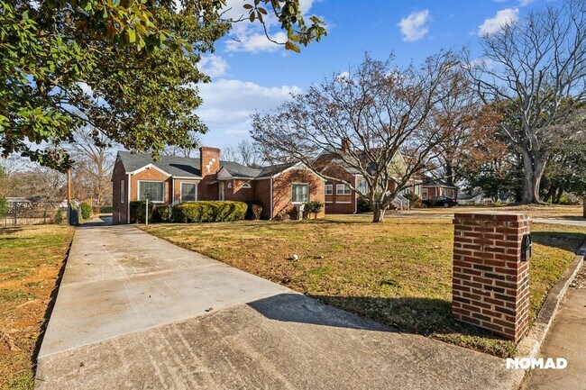 Photo - West Side near it all! 2 Bedroom Single Fa...