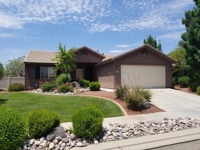 Building Photo - Fully Furnished!! Snowbird and builder Special! Flexible lease options available.