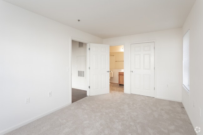 2BR, 2BA - 1,010 SF