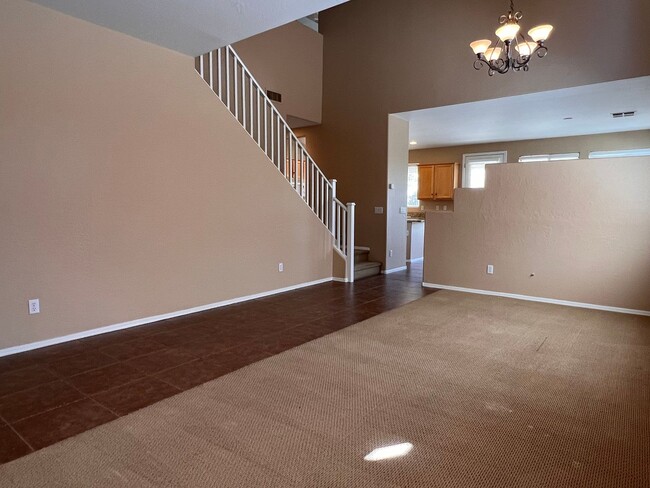 Photo - 5 Bed 4 Bath Beautiful Gilbert Home - Gated Community On Golf Course