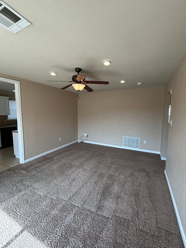 Photo - 3 bedroom NOW AVAILABLE in the MAC school ...