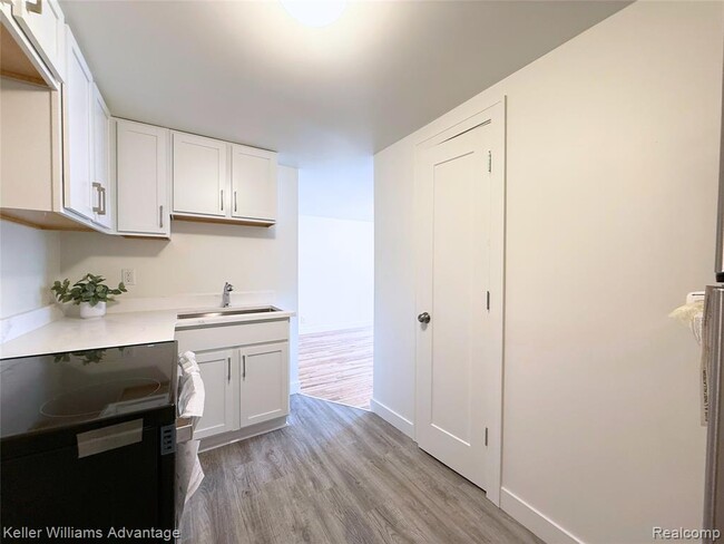 Photo - 29222 Grand River Ave Unit 5