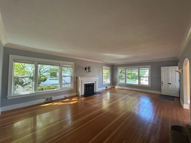 Photo - Gorgeous Craft House with Finish Basement ...