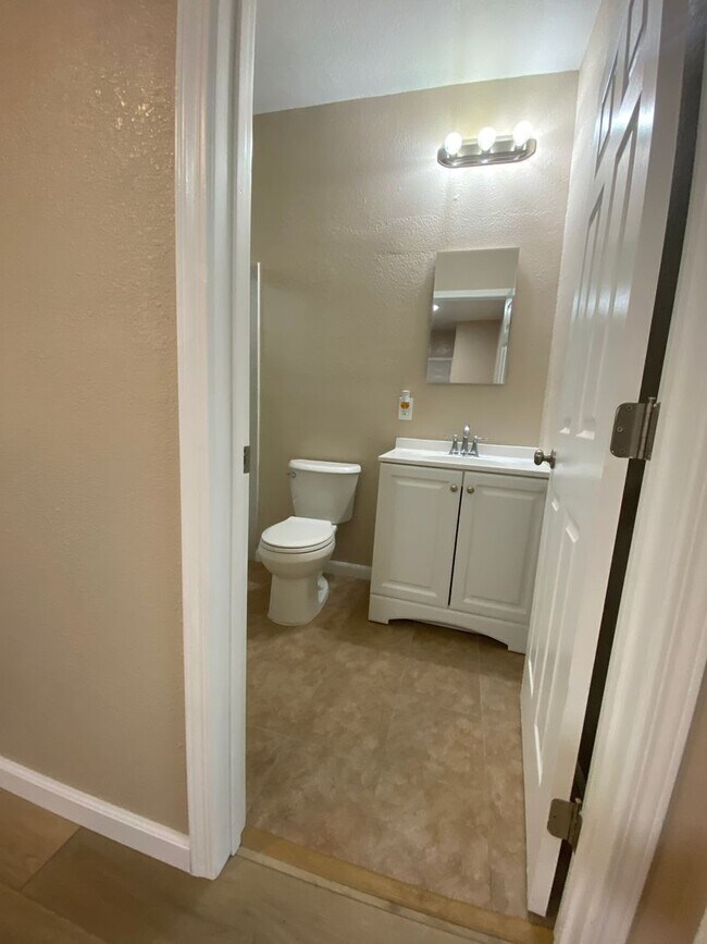 Photo - F01915 Unit B