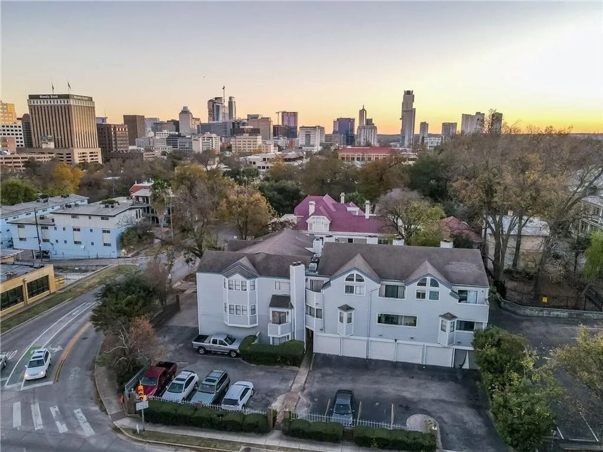 Stylish 2-Bedroom Retreat Near Downtown Au... - Stylish 2-Bedroom Retreat Near Downtown Au...