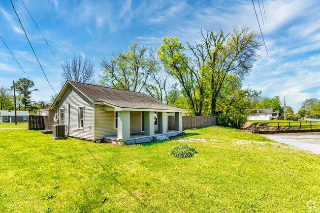 Building Photo - Newly Remodeled Home with Fenced-In Yard! ...