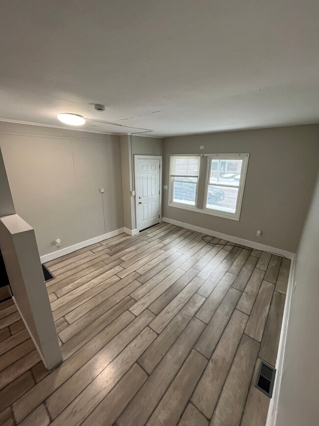 Photo - 106 N Main St