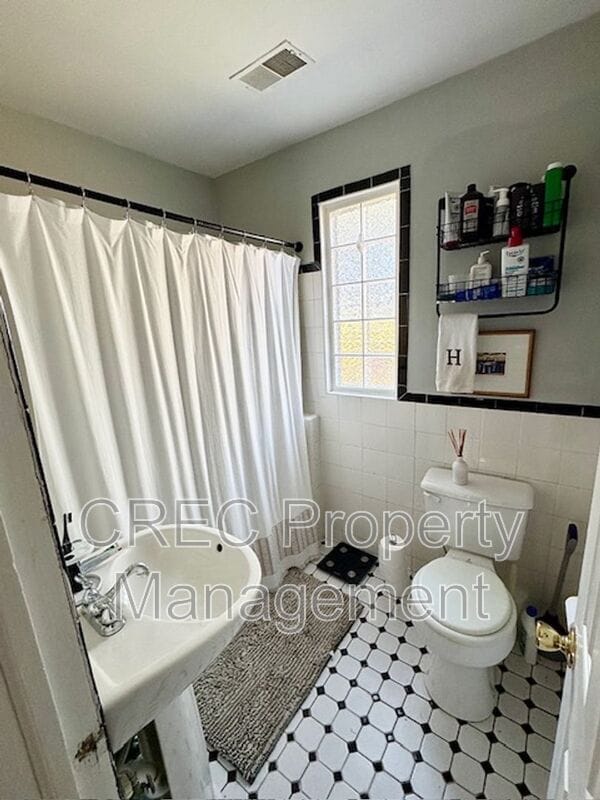 Photo - 2211 Ramsay St