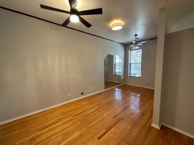 Photo - 4837 S Prairie Ave Unit 2