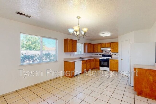 Photo - 419 Sawtooth St SE