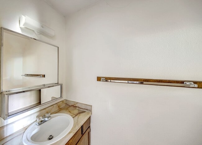 Photo - 489-432 32 Rd Unit 1