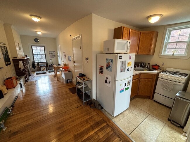 Building Photo - 43 S Russell St Unit 4 Rental