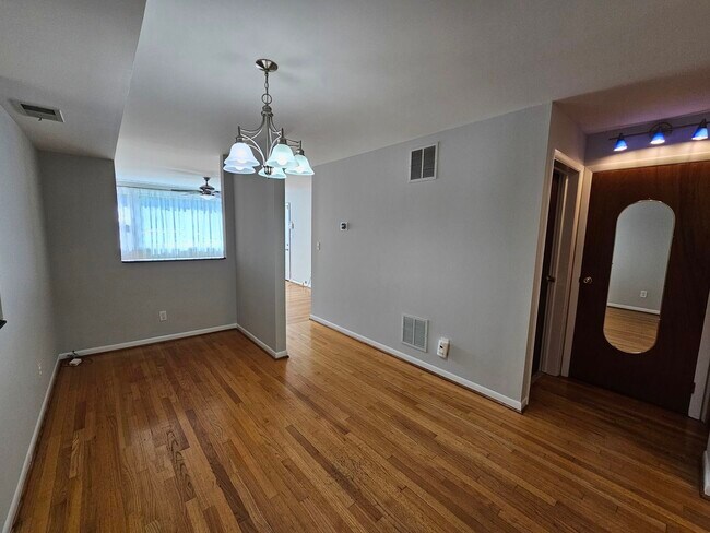 Photo - 1140 W Barry Ave Unit 1