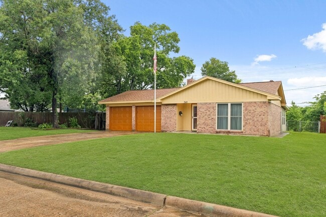 Building Photo - 746 Fawn Dr
