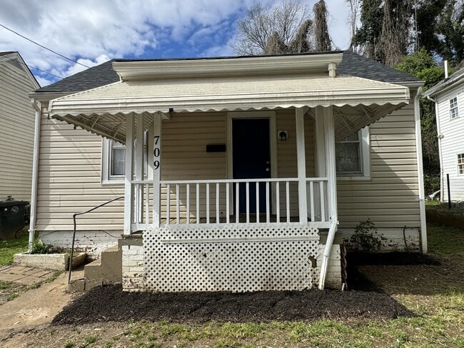 Building Photo - 709 Jackson St Rental