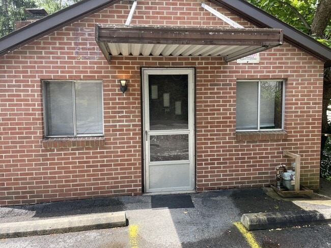 Entrance - 16 Glenn St Unit Apt A