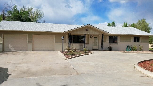 Building Photo - 3 bedroom 1 and 3/4 bathroom